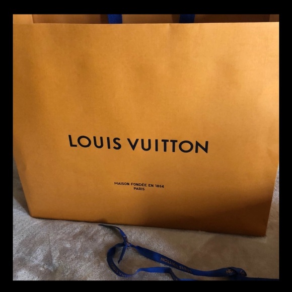 Louis Vuitton Crossbody - Picture 3 of 9